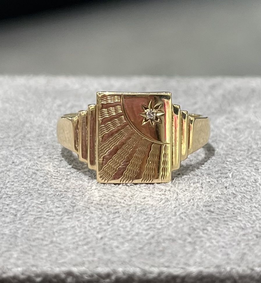 Pre-Owned 9ct Yellow Gold Diamond Set Signet Ring