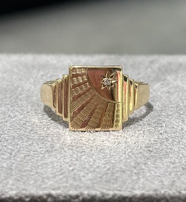 Pre-Owned 9ct Yellow Gold Diamond Set Signet Ring