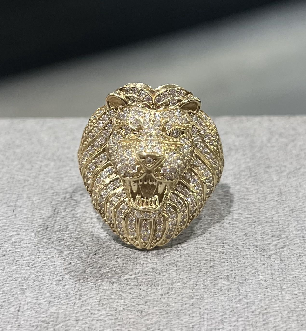 Pre-Owned 9ct Yellow Gold CZ Lion Ring