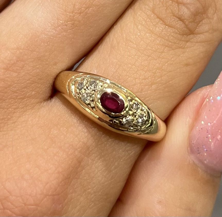 Pre-owned 9ct Yellow Gold Oval Ruby &amp; Diamond Ring