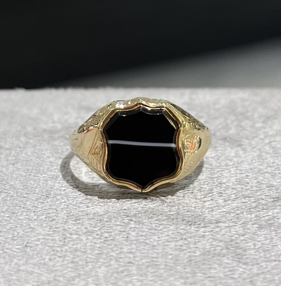 Pre-Owned 9ct Yellow Gold Vintage Onyx ring Circa 1948