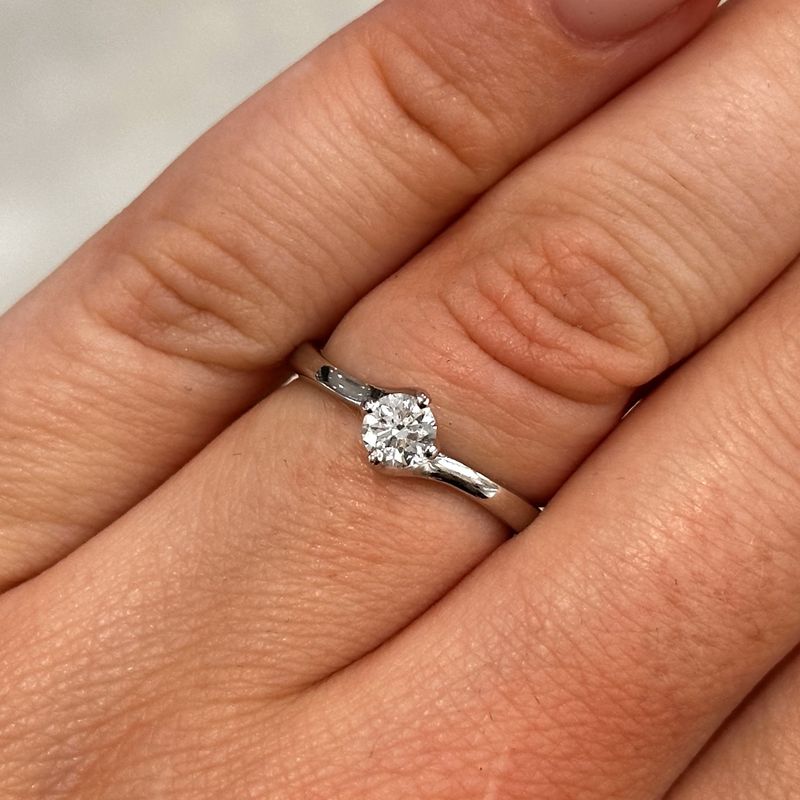 Pre-owned 18ct White Gold Diamond Solitaire 0.25ct G Si1