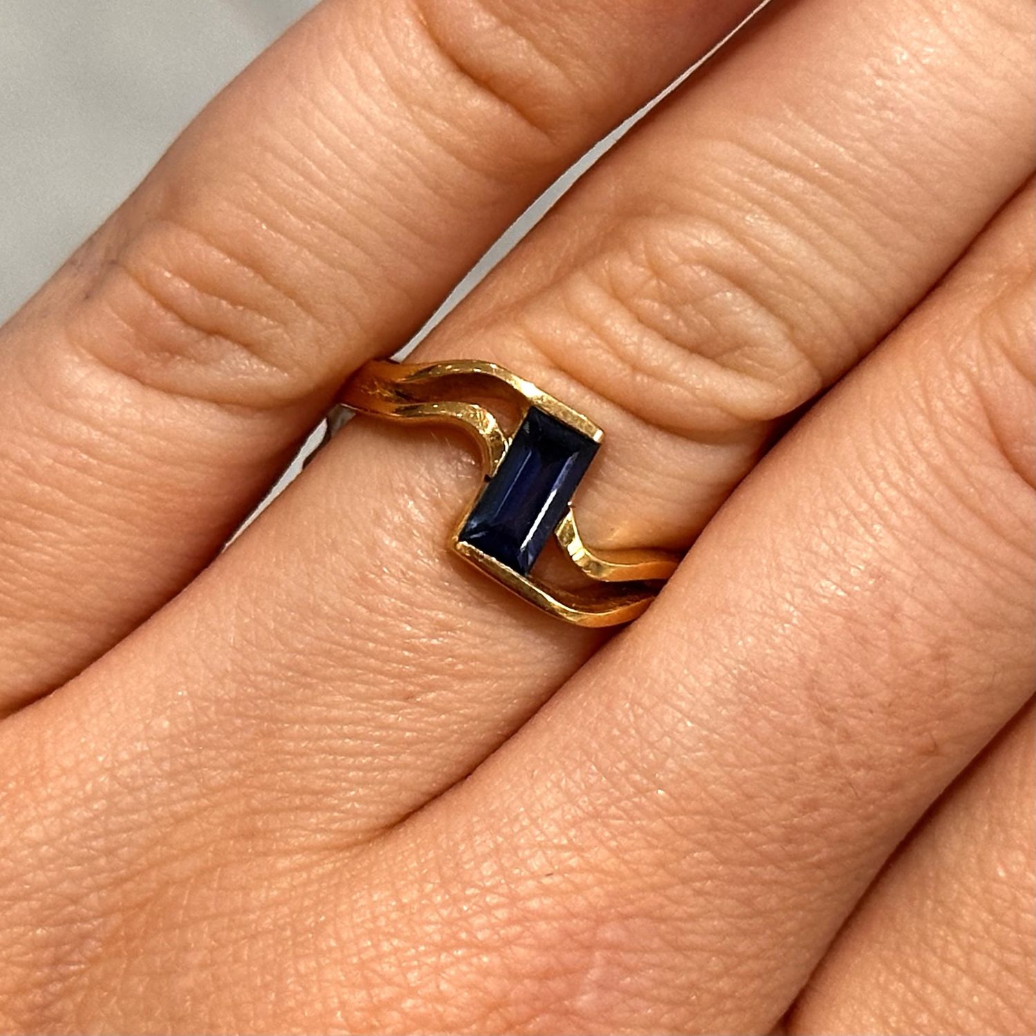 Pre-Owned 18ct Yellow Gold Sapphire Wave Style Ring