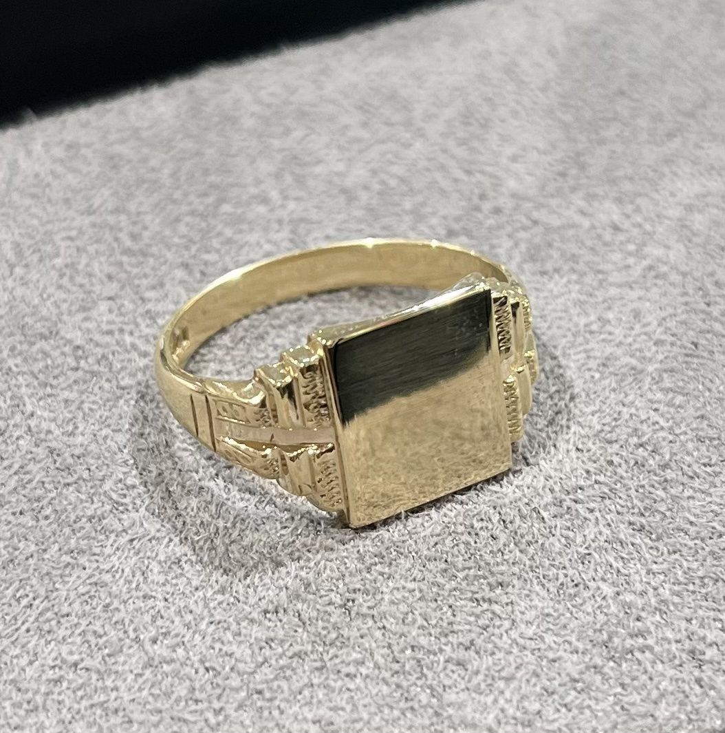 Pre-Owned 9ct Yellow Gold Rectangle Signet Ring