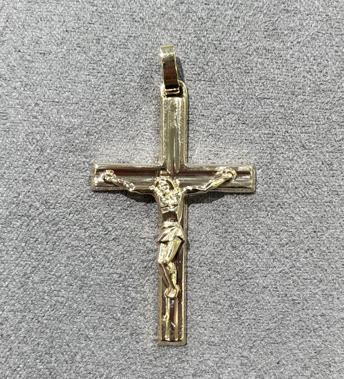 Pre-Owned 9ct Yellow Gold Crucifix