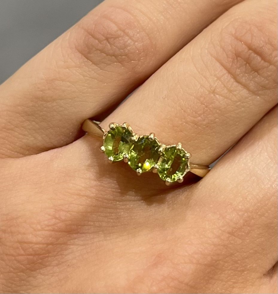 Pre-Owned 9ct Yellow Gold 3 Stone Peridot Ring