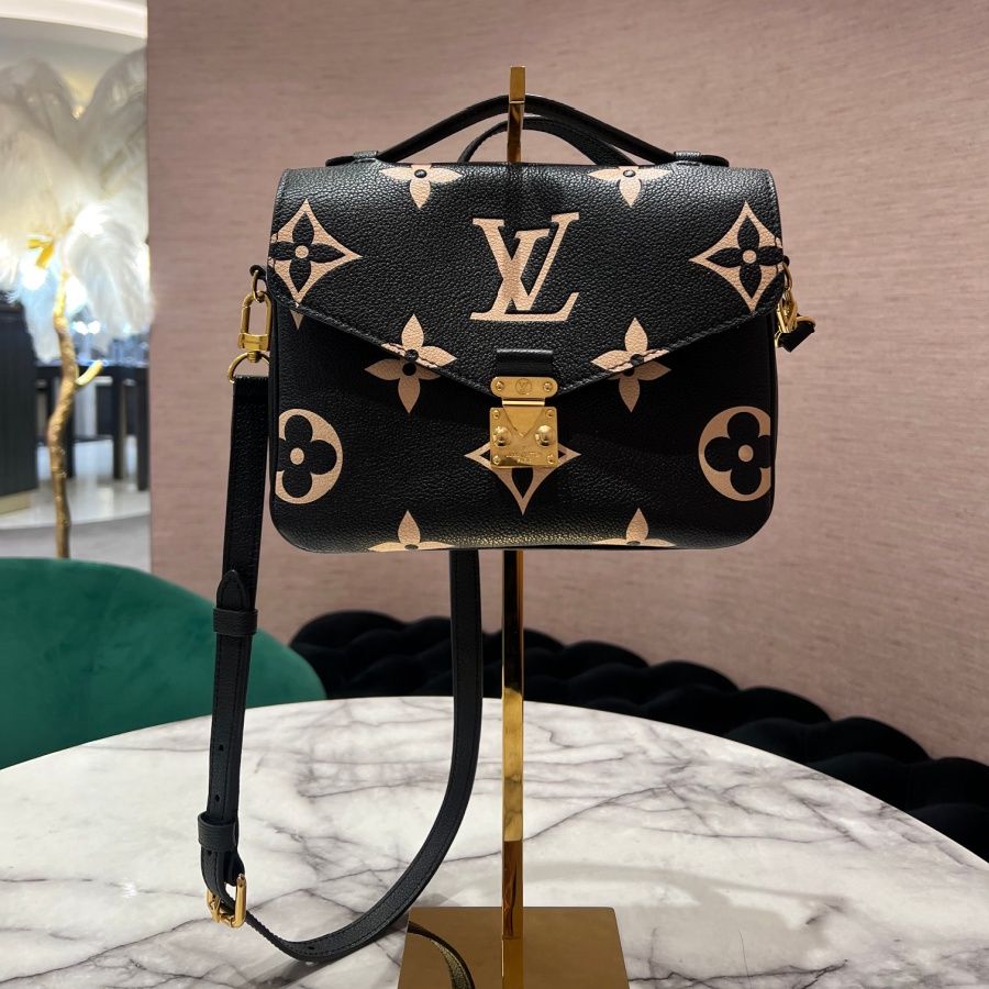 Pre-Owned Louis Vuitton Pochette Métis Bag