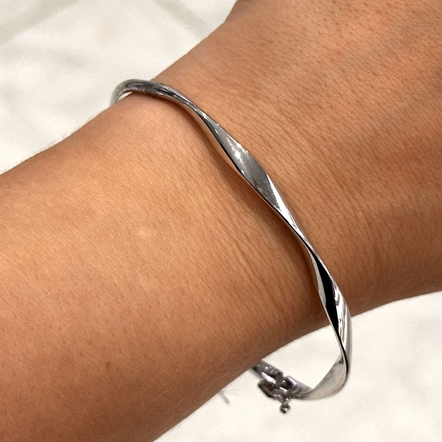 9ct White Gold Loose Twist Bangle