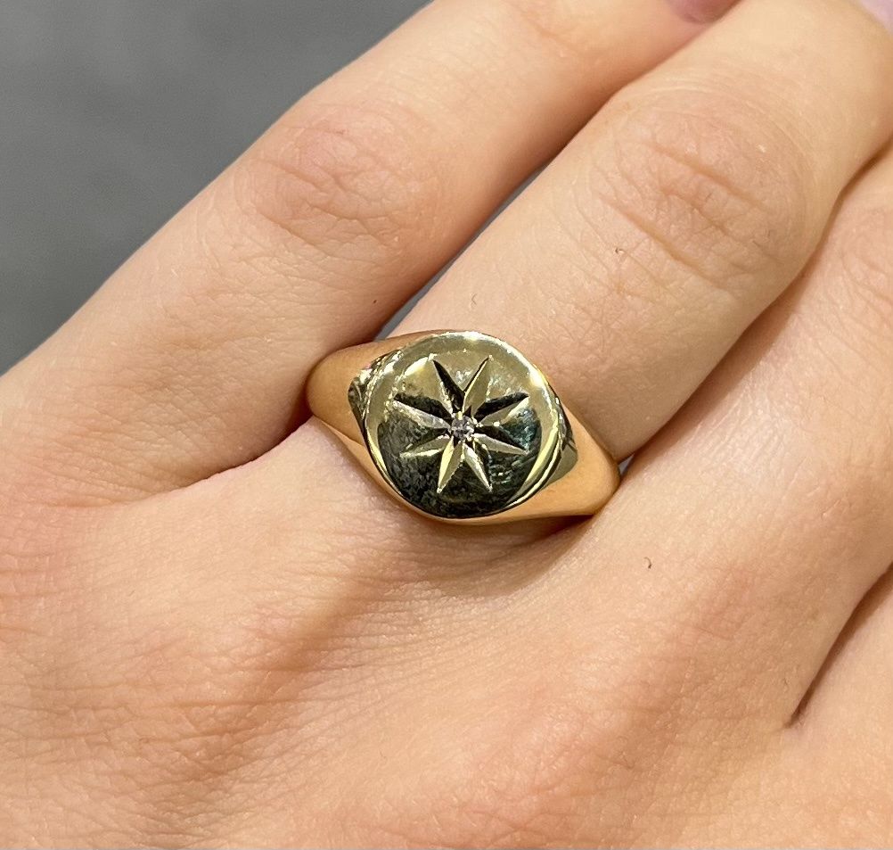 Pre-Owned 9ct Yellow Gold Star Set Round Face Gents Signet Ring