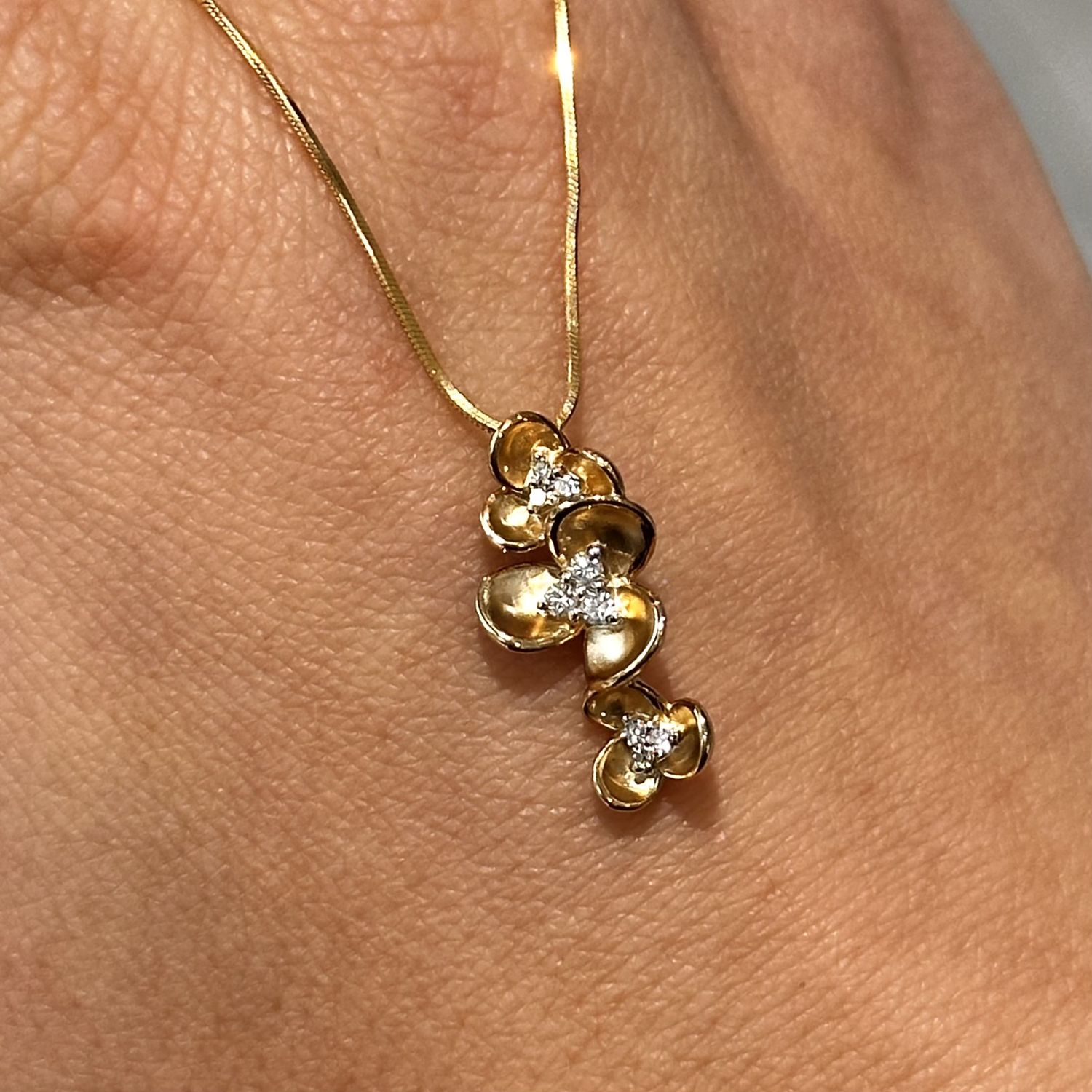 9ct Yellow Gold Diamonds &amp; Flower Pendant