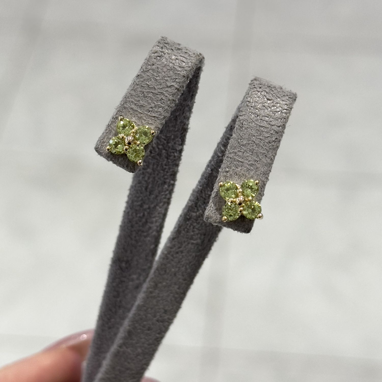 9ct Yellow Gold 0.95ct Peridot Claw Set Quatrefoil Stud Earrings