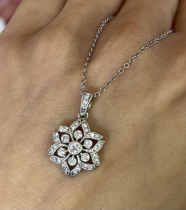 18ct White Gold Diamond Star Cluster Pendant