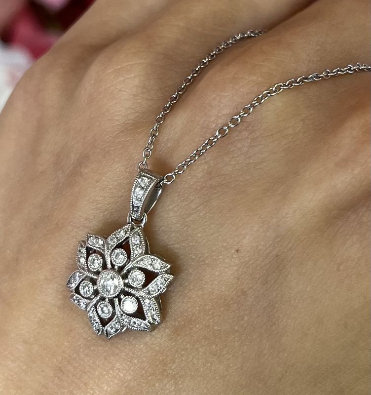 18ct White Gold Diamond Star Cluster Pendant