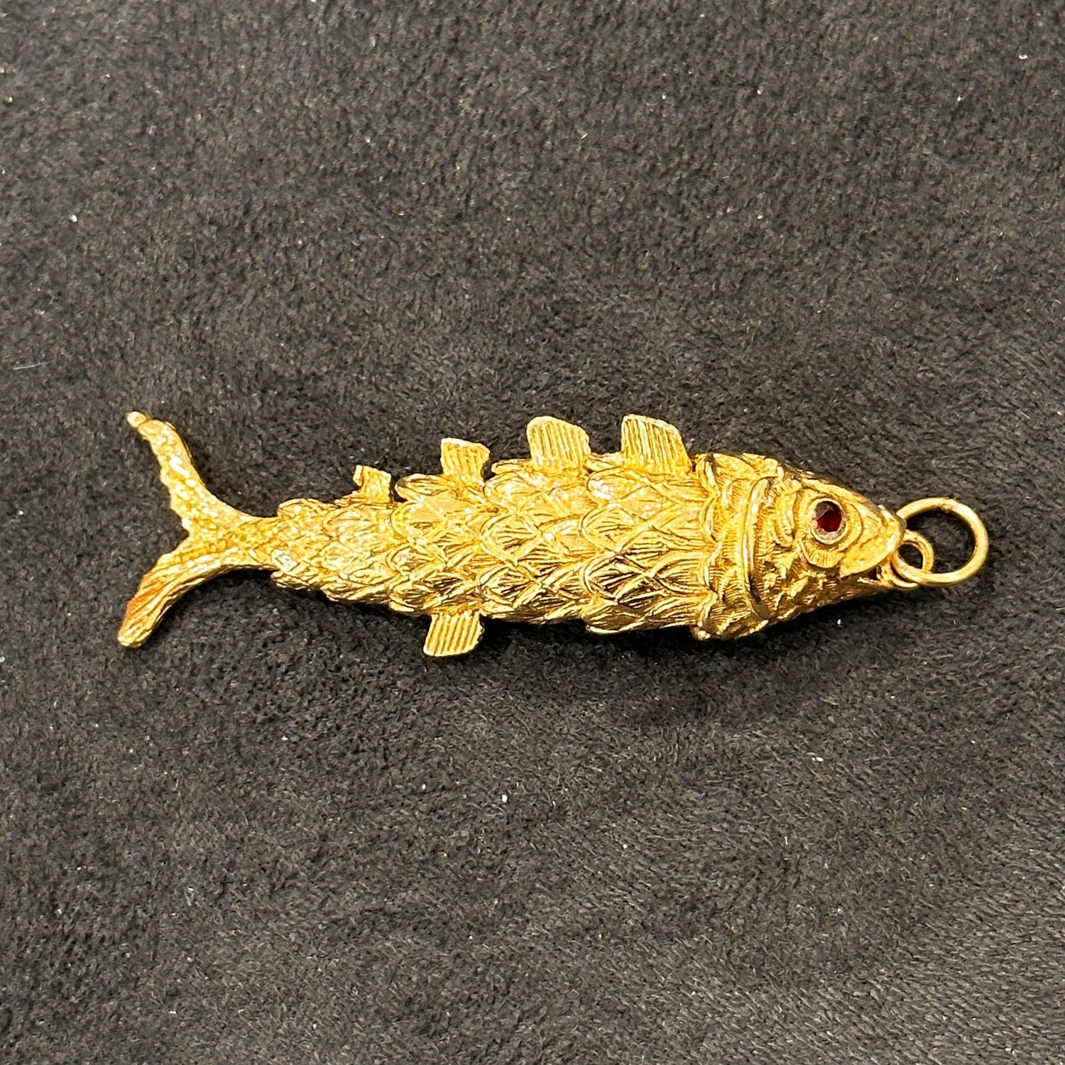 Pre-Owned 9ct Yellow Gold Garnet Eye fish 18.9g