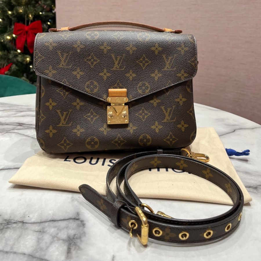 Pre-Owned Louis Vuitton Pochette Metis in Monogram Canvas