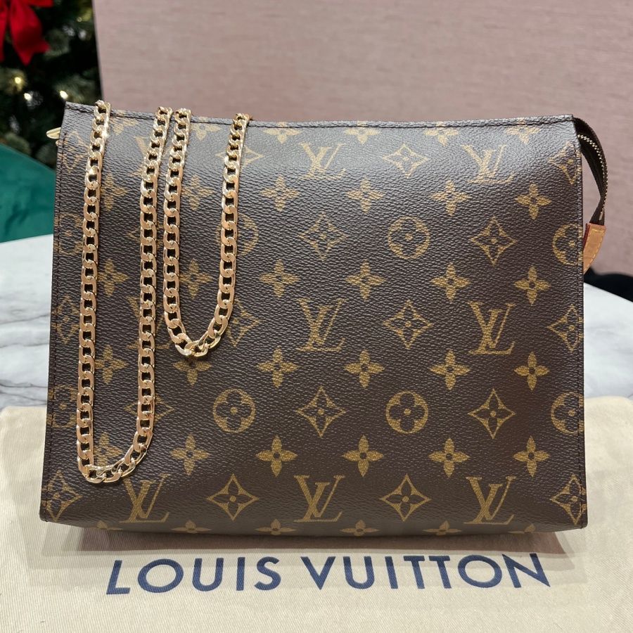 Pre-Owned Louis Vuitton Toiletry 26 Pouch in Monogram Canvas