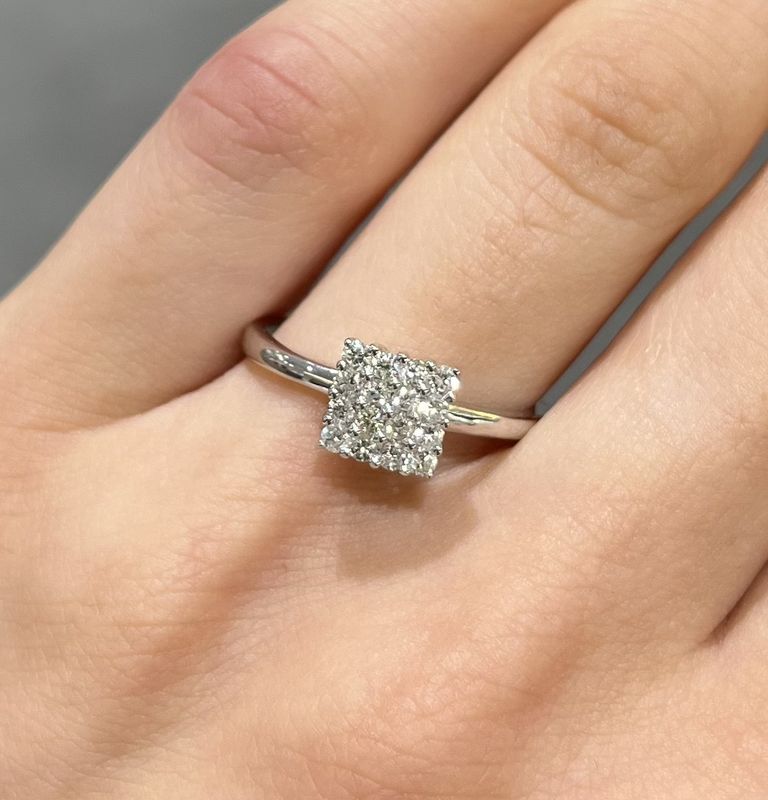 Pre-Owned 18ct White Gold 0.20ct Diamond Cluster Ring