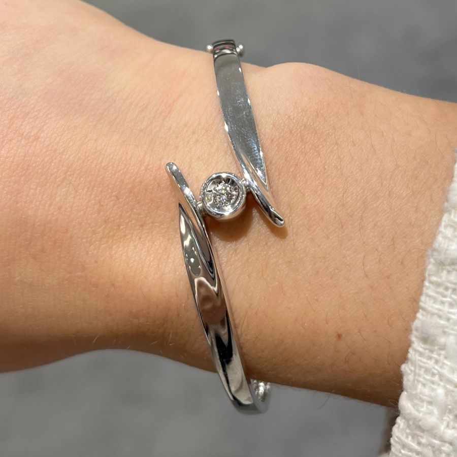 Pre-Owned 14ct White Gold 0.10ct Diamond Twist Bangle
