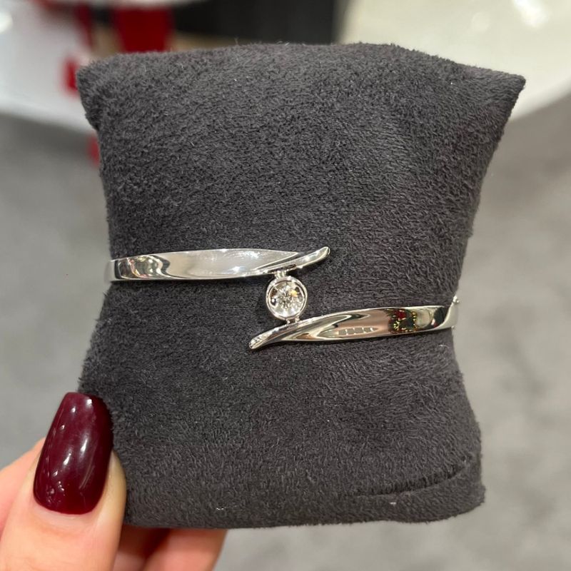 Pre-Owned 14ct White Gold 0.10ct Diamond Twist Bangle
