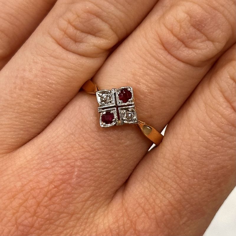 Pre-Owned 18ct Gold Vintage 0.08ct Ruby &amp; 0.07ct Diamond Ring