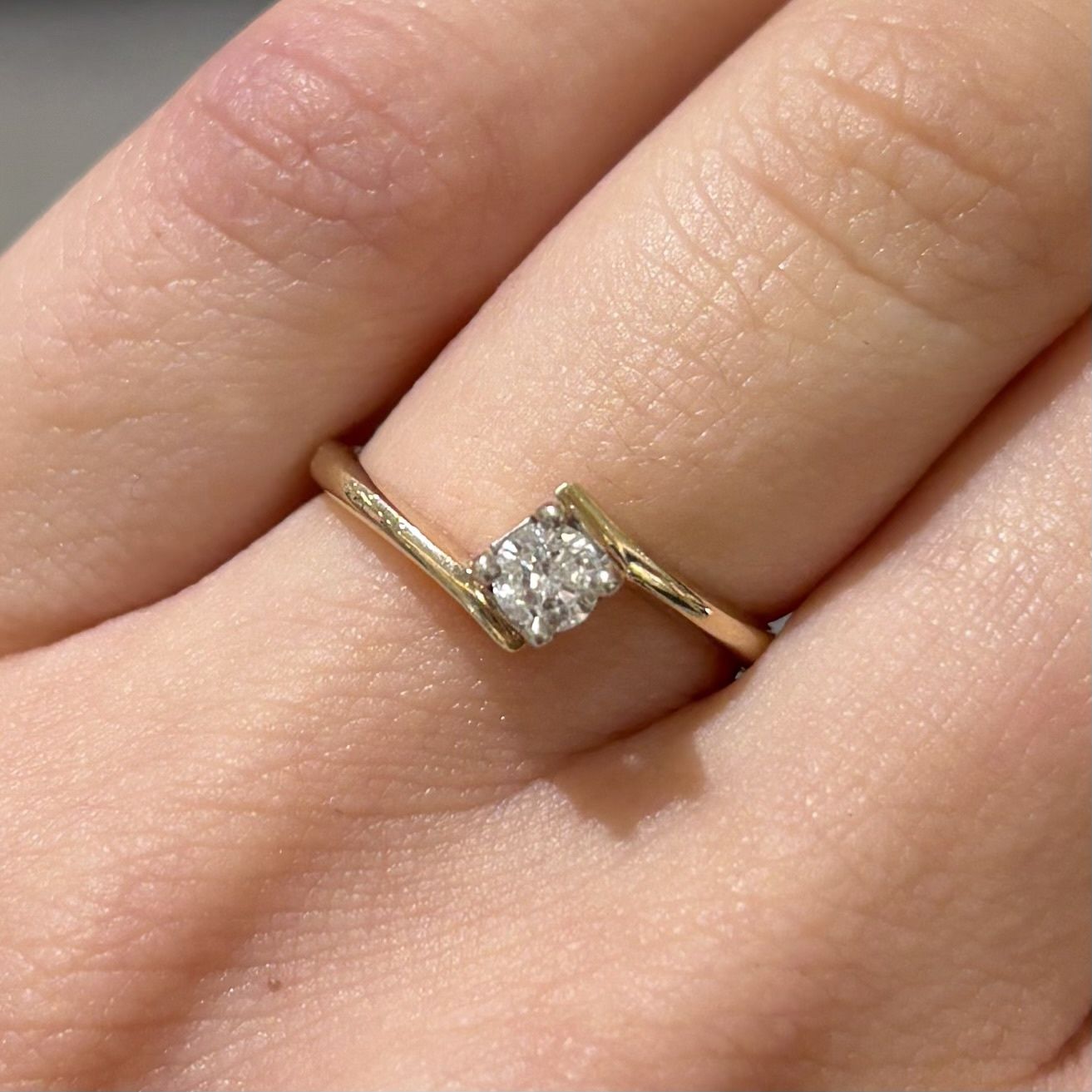 Pre-Owned 9ct Yellow Gold 0.15ct Diamond Solitaire Ring