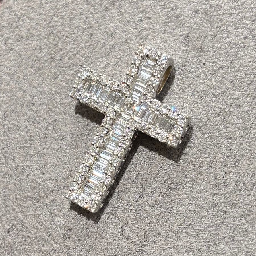 Pre-Owned 18ct White Gold 1.50ct Diamond Cross Pendant