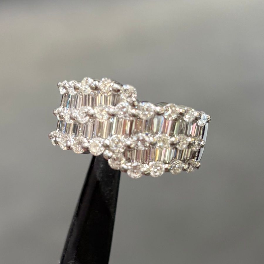 Pre-Owned 18ct White Gold 2.50ct Round &amp; Baguette Diamond Ring