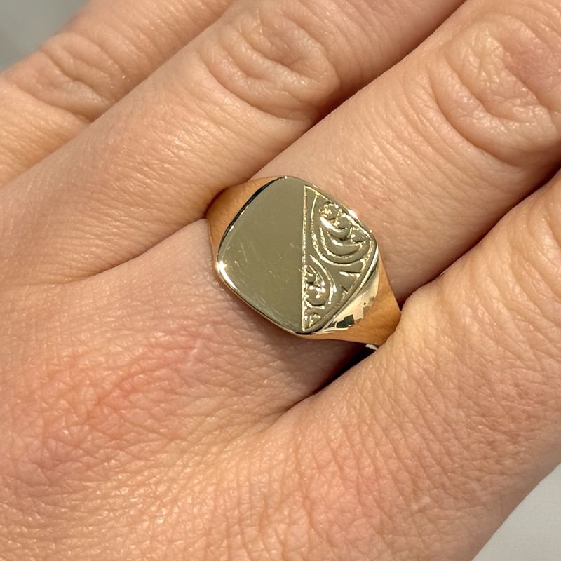 Pre-Owned 9ct Yellow Gold Cushion Signet Ring