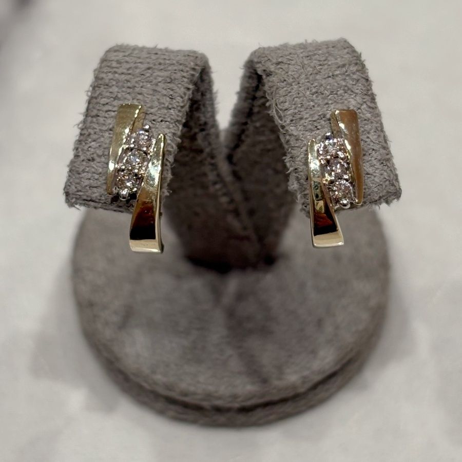 Pre-Owned 9ct Yellow Gold 0.06ct Diamond Stud Earrings