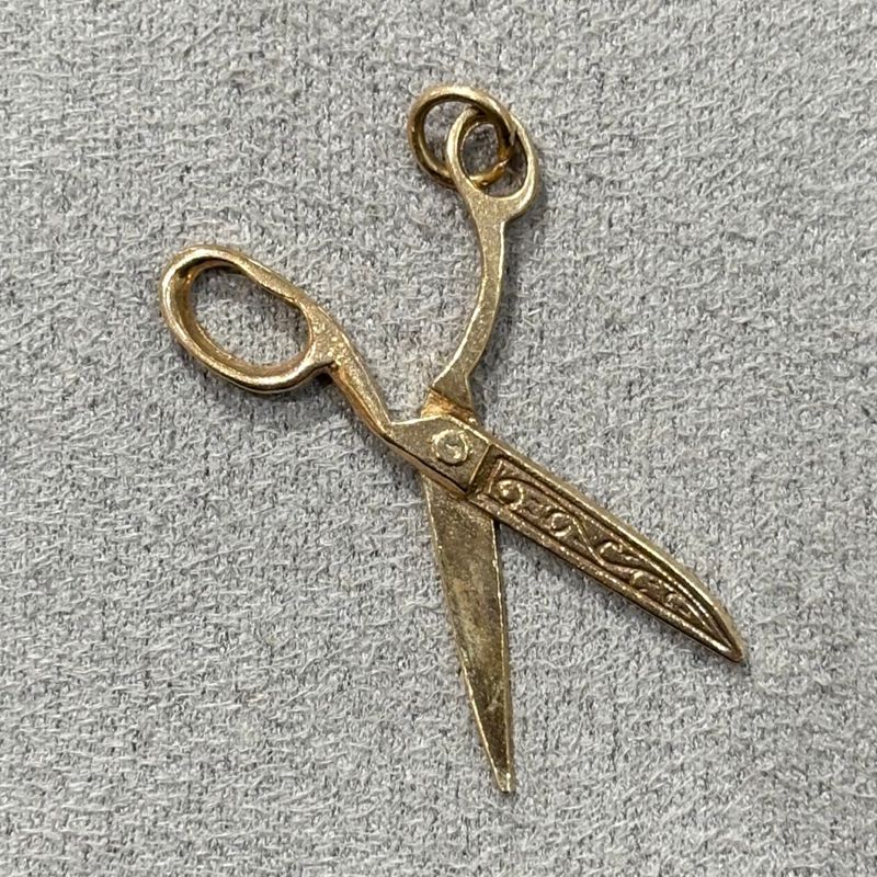 Pre-Owned 9ct Yellow Gold Patterned Scissors Charm 1.9g