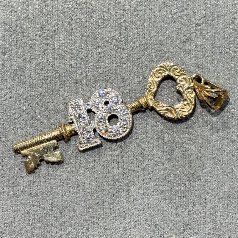 Pre-Owned 9ct Yellow Gold 18 Key Charm