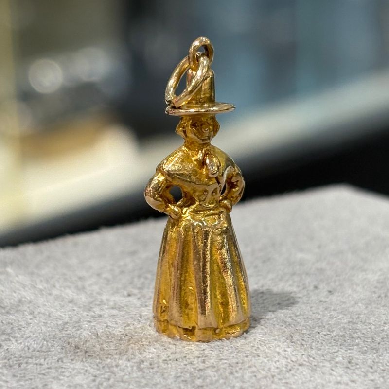 Pre-Owned 9ct Yellow Gold Welsh Lady Charm 6.4g