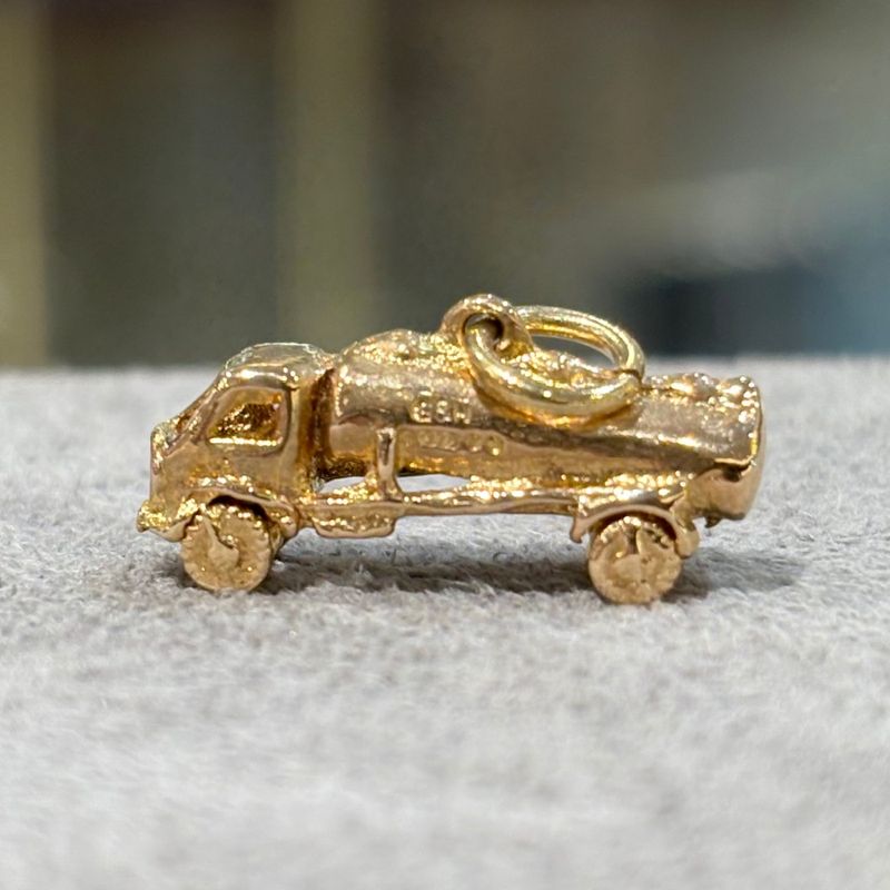 Pre-Owned 9ct Yellow Gold Truck Charm 3.3g