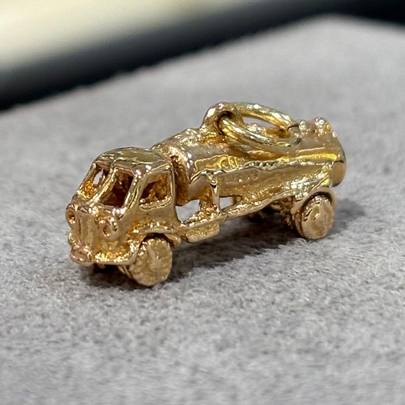 Pre-Owned 9ct Yellow Gold Truck Charm 3.3g