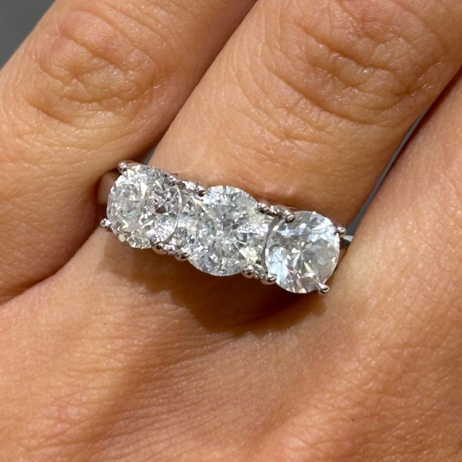 Pre-Owned 18ct White Gold 2.53ct Natural Round Brilliant 3 Stone Ring