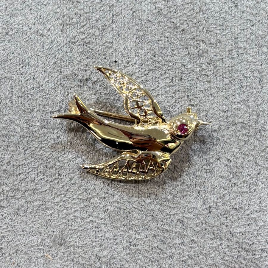 Pre-Owned 9ct Yellow Gold Swallow Brooch with Ruby Eye