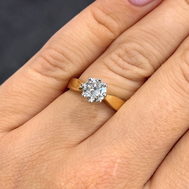Pre-Owned 18ct Yellow Gold 0.90ct Natural Round Brilliant Diamond Solitaire