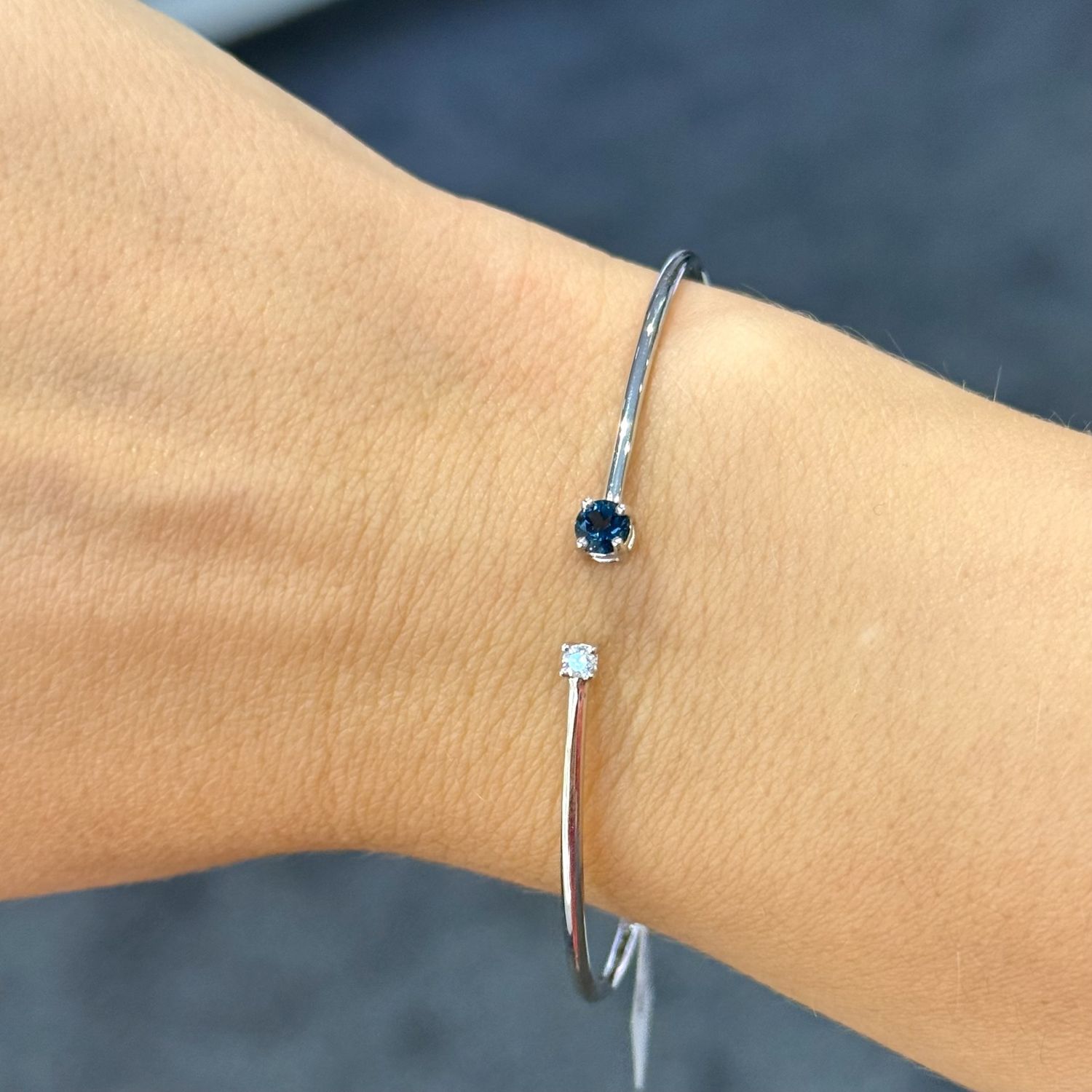 18ct White Gold London Blue Topaz &amp; Diamond Torque Bangle