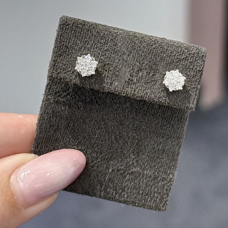 Pre-Owned 18ct White Gold 0.25ct Diamond Cluster Stud Earrings