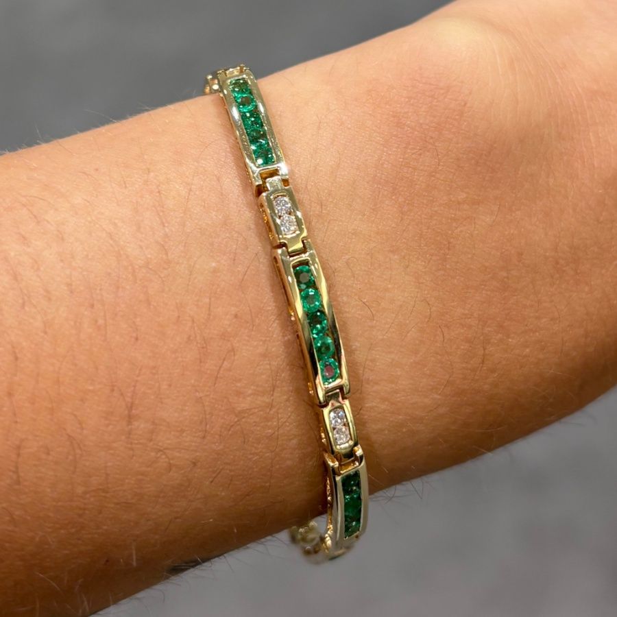Pre-Owned 14ct Yellow Gold 3.60ct Emerald &amp; 0.09ct Diamond Bracelet
