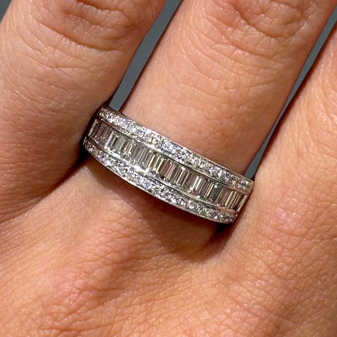 Pre-Owned 18ct White Gold 0.60ct Diamond Bageutte &amp; Round Brilliant Band Ring