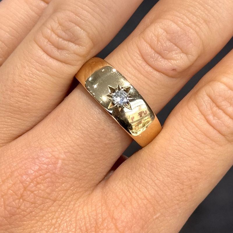 Pre-Owned 9ct Yellow Gold 0.11ct Diamond Star Set Gents Ring