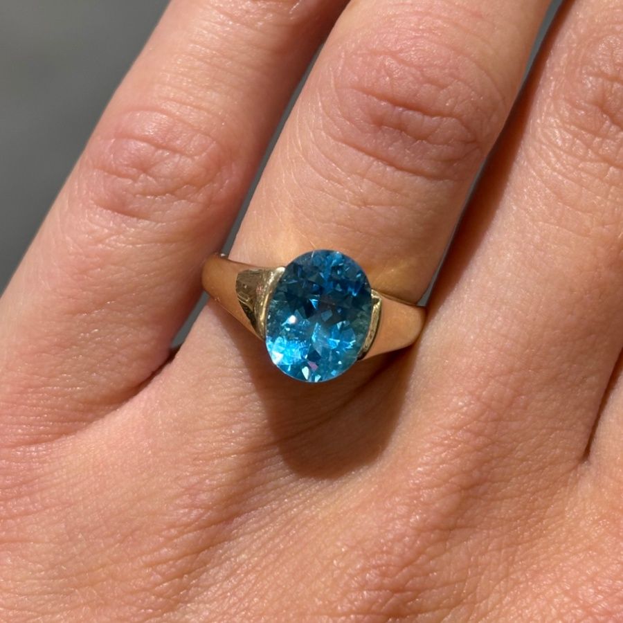 Pre-Owned 9ct Yellow Gold 2.36ct Oval Blue Topaz Ring