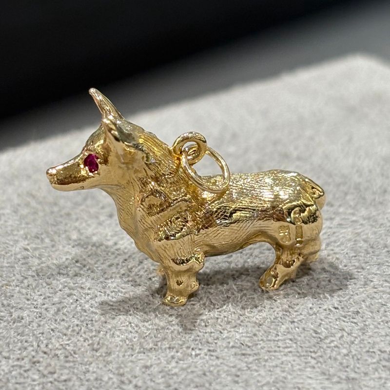 Pre-Owned 9ct Yellow Gold Ruby Eye Corgi Dog Pendant Pre-Owned 9ct Yellow Gold Ruby Eye Corgi Dog Pendant
