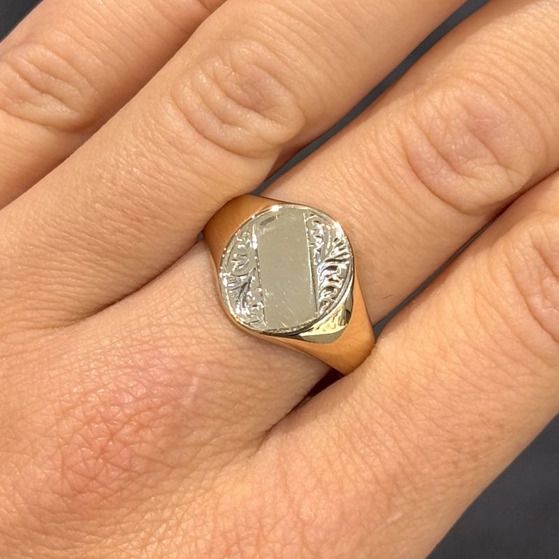 Pre-Owned 9ct Yellow Gold Gents Diagonal Engraving Design Oval Signet Ring Pre-Owned 9ct Yellow Gold Gents Diagonal Engraving Design Oval Signet Ring