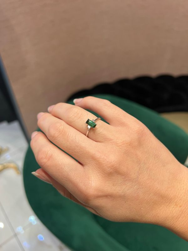 18ct White Gold 0.77ct Green Tourmaline & 0.09ct Diamond Three Stone Ring 18ct White Gold 0.77ct Green Tourmaline & 0.09ct Diamond Three Stone Ring