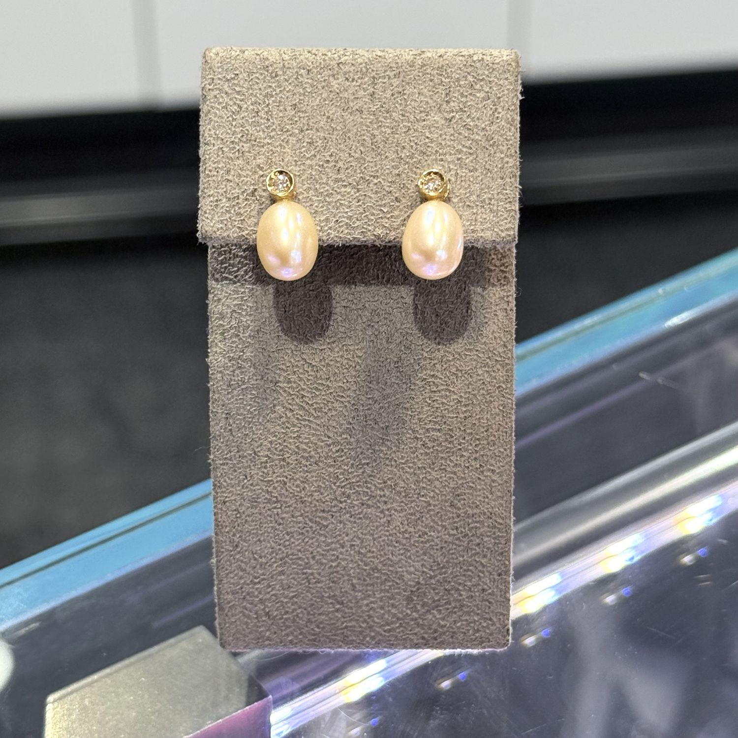 Pre-Owned 18ct Yellow Gold Peach Pearl &amp; 0.06ct Diamond Drop Stud Earrings