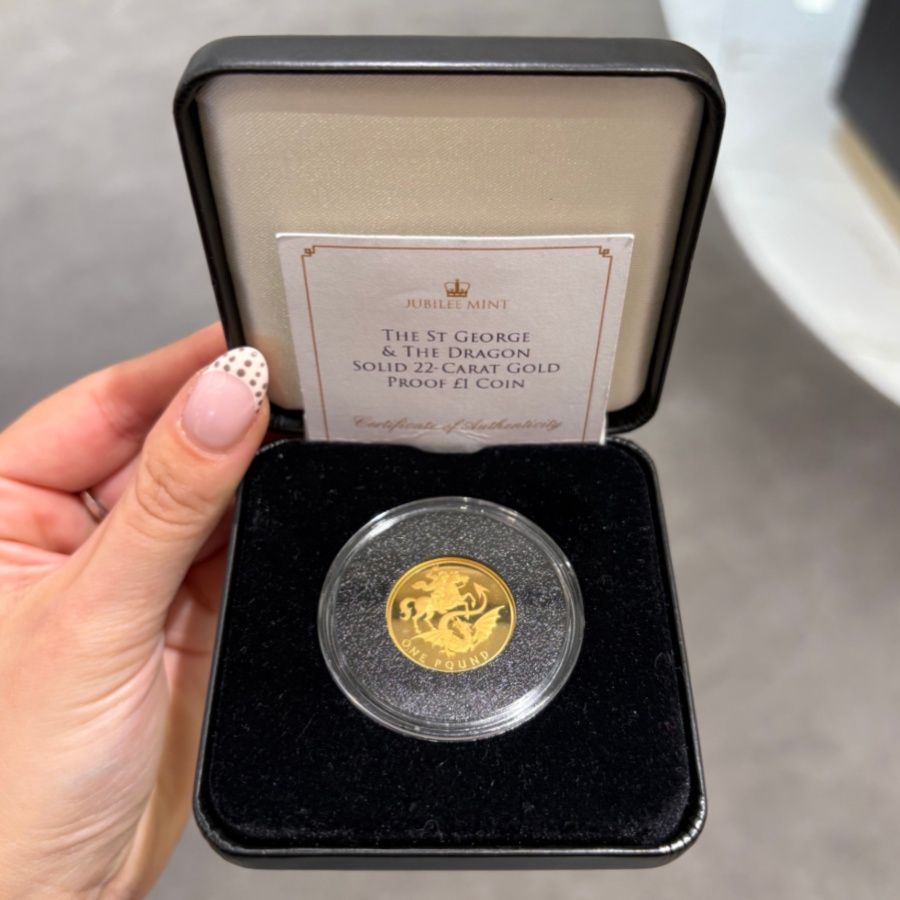 Pre-Owned Queen Elizabeth II 2020 One Pound St George & The Dragon 22ct Coin Pre-Owned Queen Elizabeth II 2020 One Pound St George & The Dragon 22ct Coin