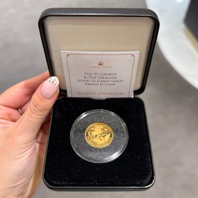 Pre-Owned Queen Elizabeth II 2020 One Pound St George &amp; The Dragon 22ct Coin