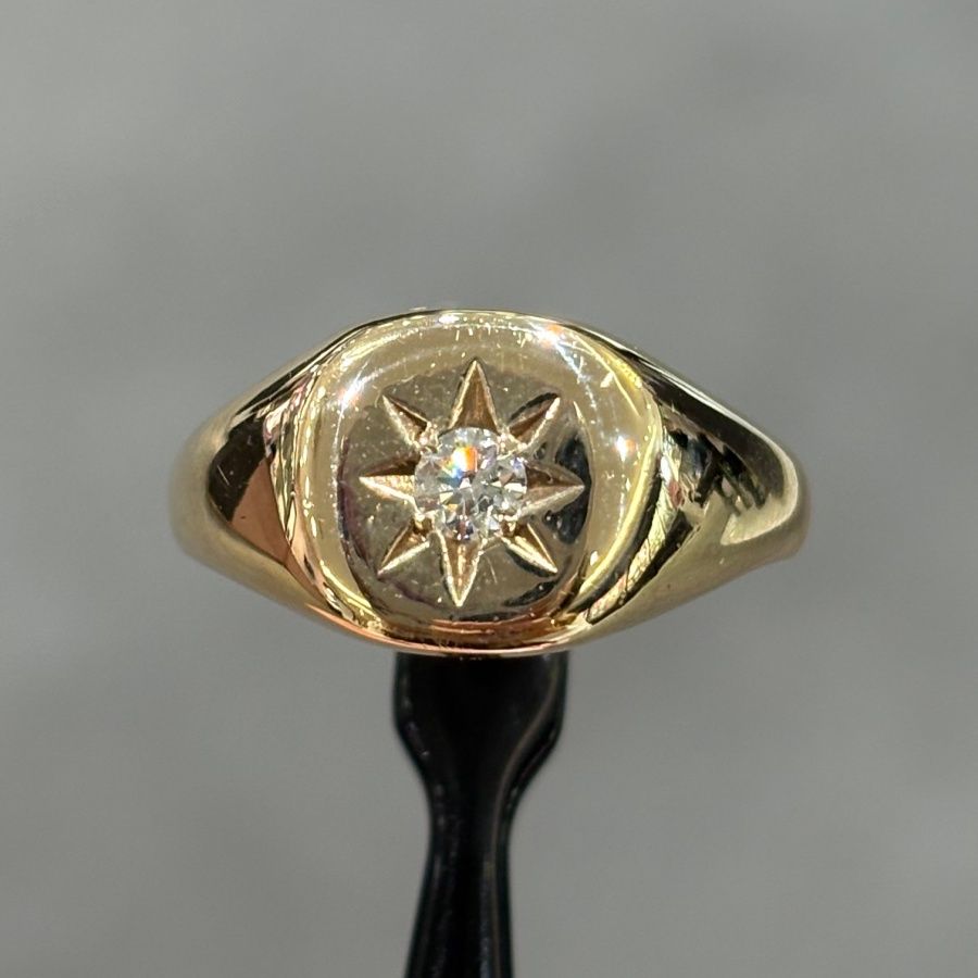 Pre-Owned 9ct Yellow Gold 0.16ct Diamond Set Signet Ring
